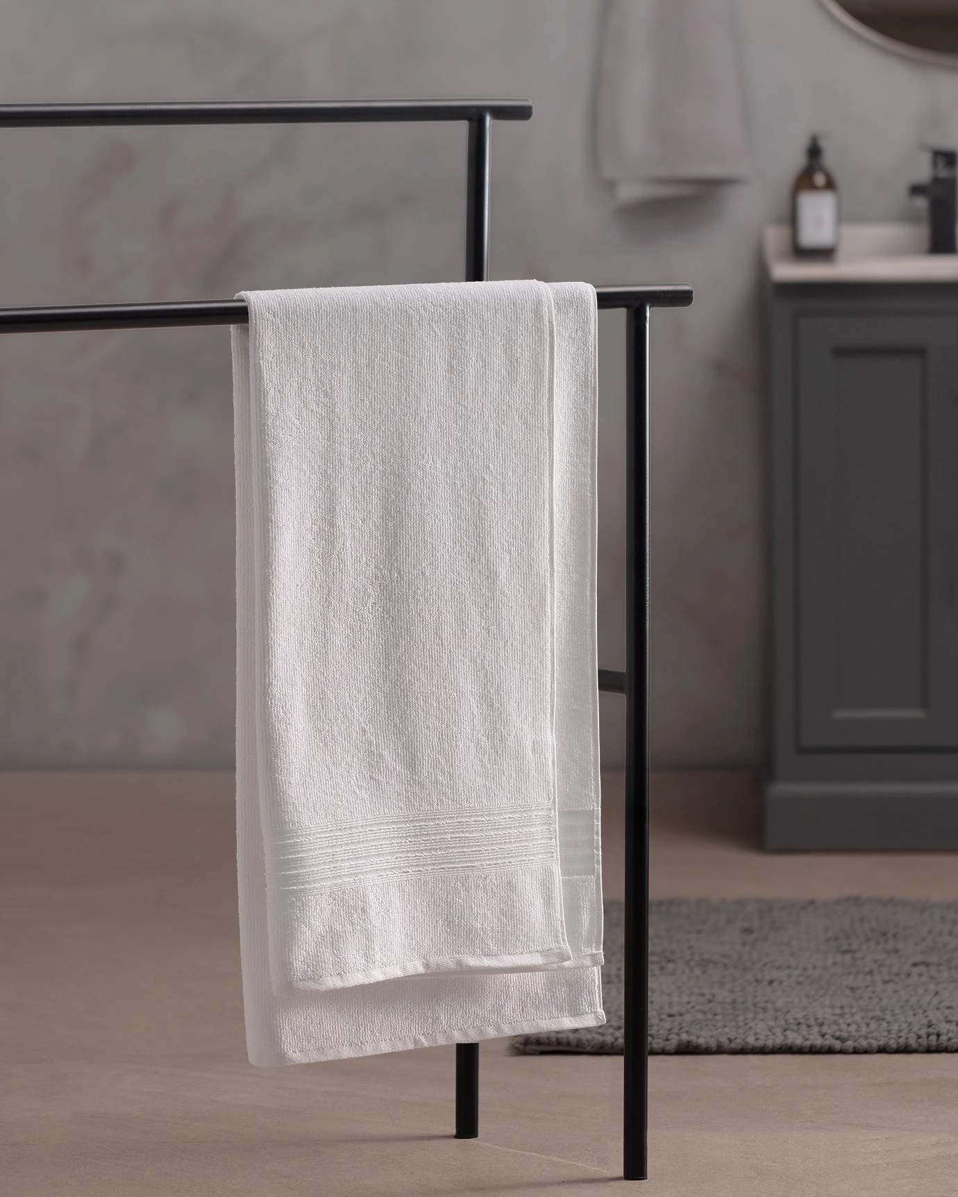 https://madamecoco.heyacdn.com/www.madamecocolebanon.com/public/data/products_gallery/65f317803f2bf.webp