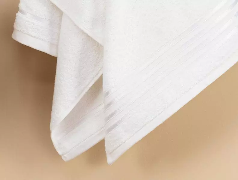 Maynor Flouche Bath Towel
